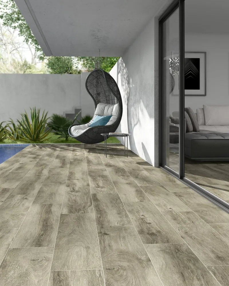 Abords de piscine en grès cérame effet bois 25 × 75