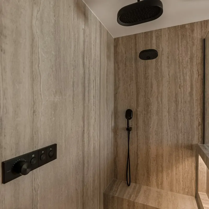 Douche habillée de panneaux muraux de grande dimension, sans joint