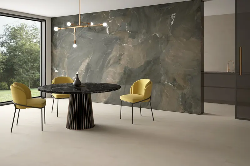 Mur en grès cérame grand format effet marbre sombre dans un séjour