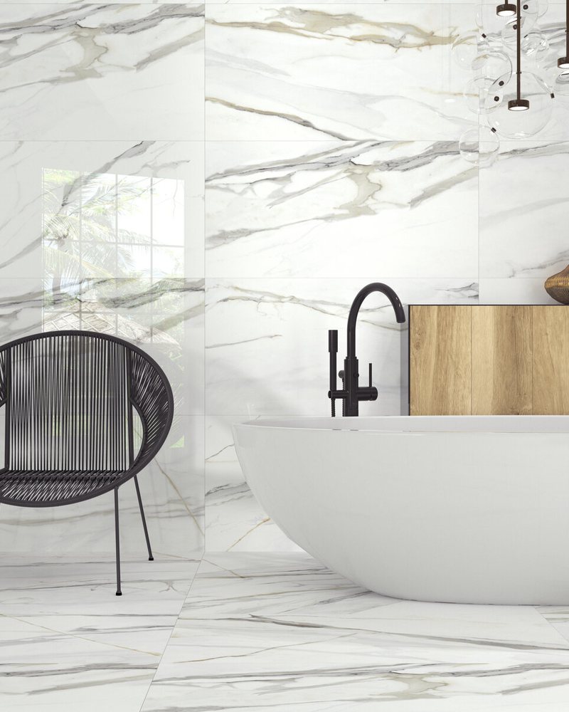 Salle de bain en grès cérame effet marbre Tau Emporio Calacatta poli 60 × 120