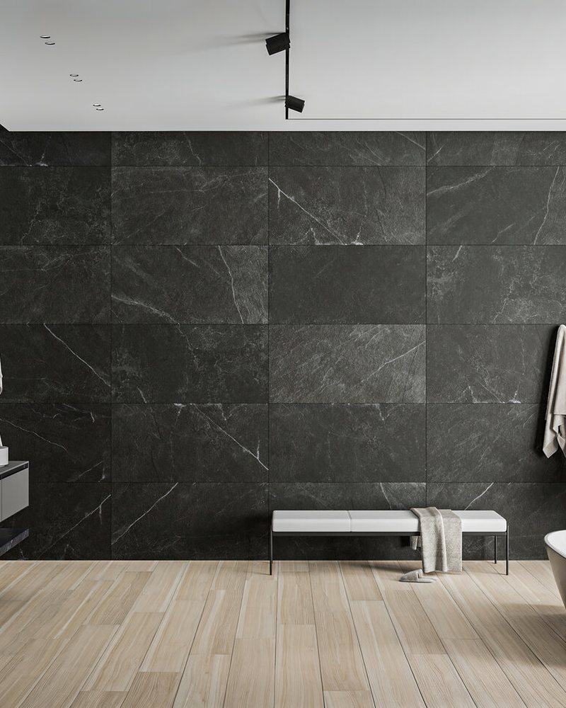 Salle de bain associant le grès effet bois Tau Nordicwood Arce et le Mite Black 60 × 120
