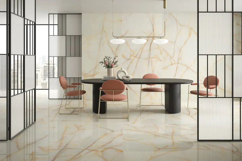 Salle à manger en grès cérame effet onyx aux veines dorées