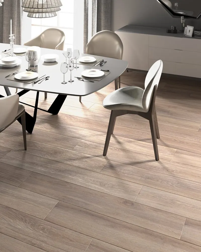 Salle à manger au sol en grès cérame effet parquet noyer 25 × 150