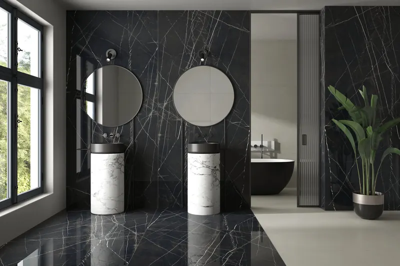 Salle de bain au mur et au sol en grès cérame effet marbre noir veiné blanc