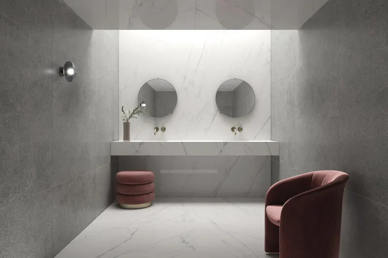 Salle de bain à double vasque en grès cérame effet marbre blanc