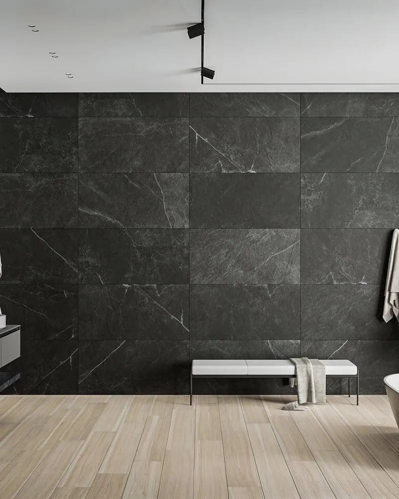 Salle de bain associant un grès cérame effet bois clair et un mur noir 60 × 120
