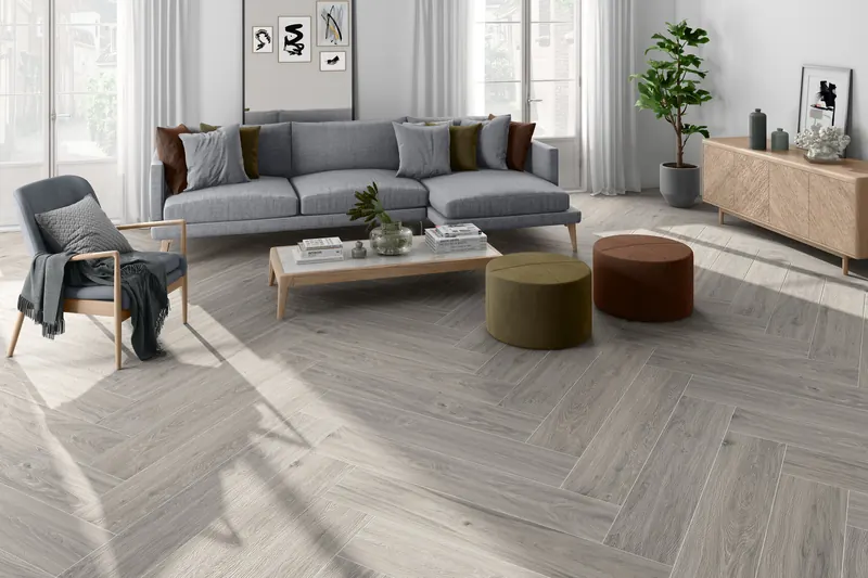 Salon au sol en grès cérame effet parquet posé en chevrons