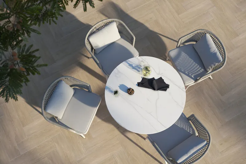 Terrasse en carrelage effet bois posé en chevrons, vue du dessus
