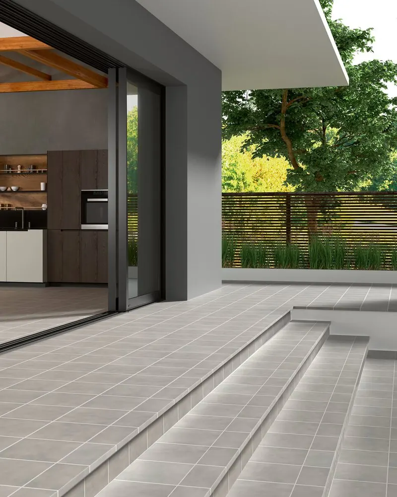 Terrasse et emmarchement en grès cérame gris antidérapant